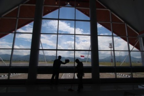 Airport officials clean the windows at the departure terminal of Rembele Airport in Bener Meriah regency in Aceh on Tuesday. President Joko "Jokowi" Widodo inaugurated the newly renovated airport on Wednesday. The government hopes for tourist arrivals in Aceh to increase thanks to the airport expansion.(Antara/Septianda Perdana)