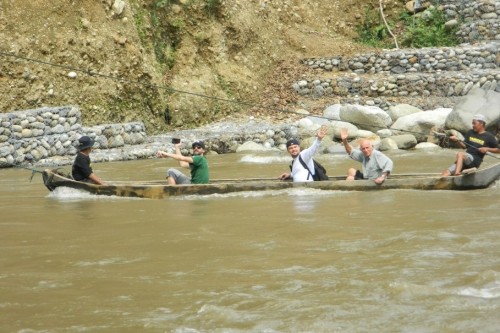 Actors Leonardo DiCaprio, Adrien Brody and Fisher Stevens crossing the Alas river in Aceh | gunungleuser.or.id